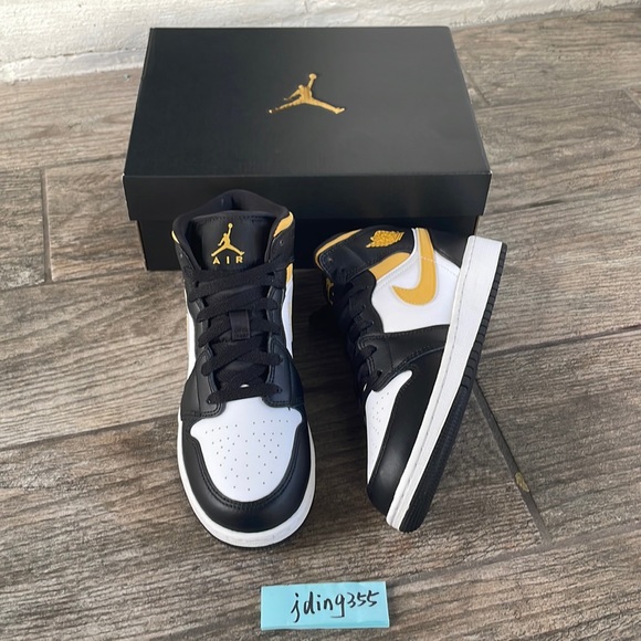 Air Jordan 1 Mid Youth/Women’s Sneakers - Picture 1 of 7